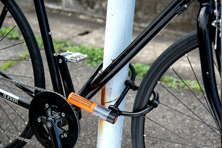 Cocyclette-art5-le-vélo-pratique-les-equipements-cadenas