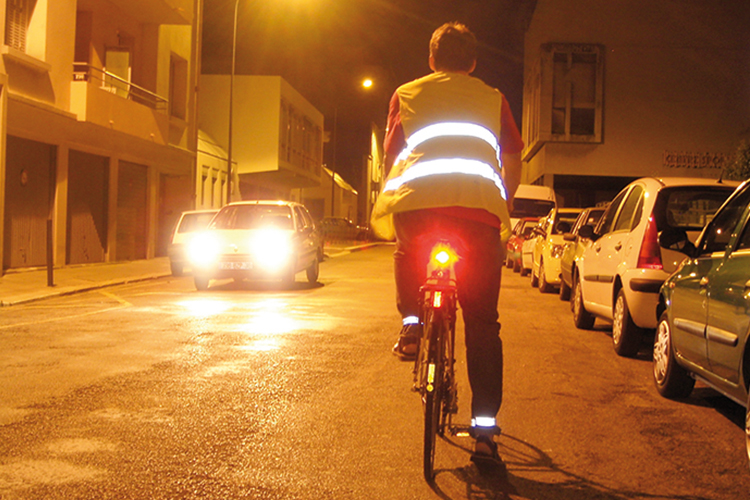 Cocyclette-art5-le-vélo-pratique-les-equipements-eclairagefub