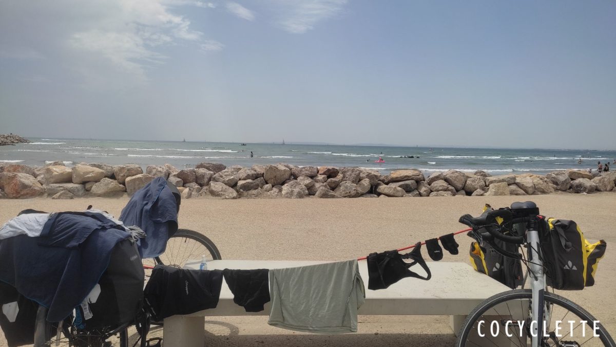Vélos devant la mer
